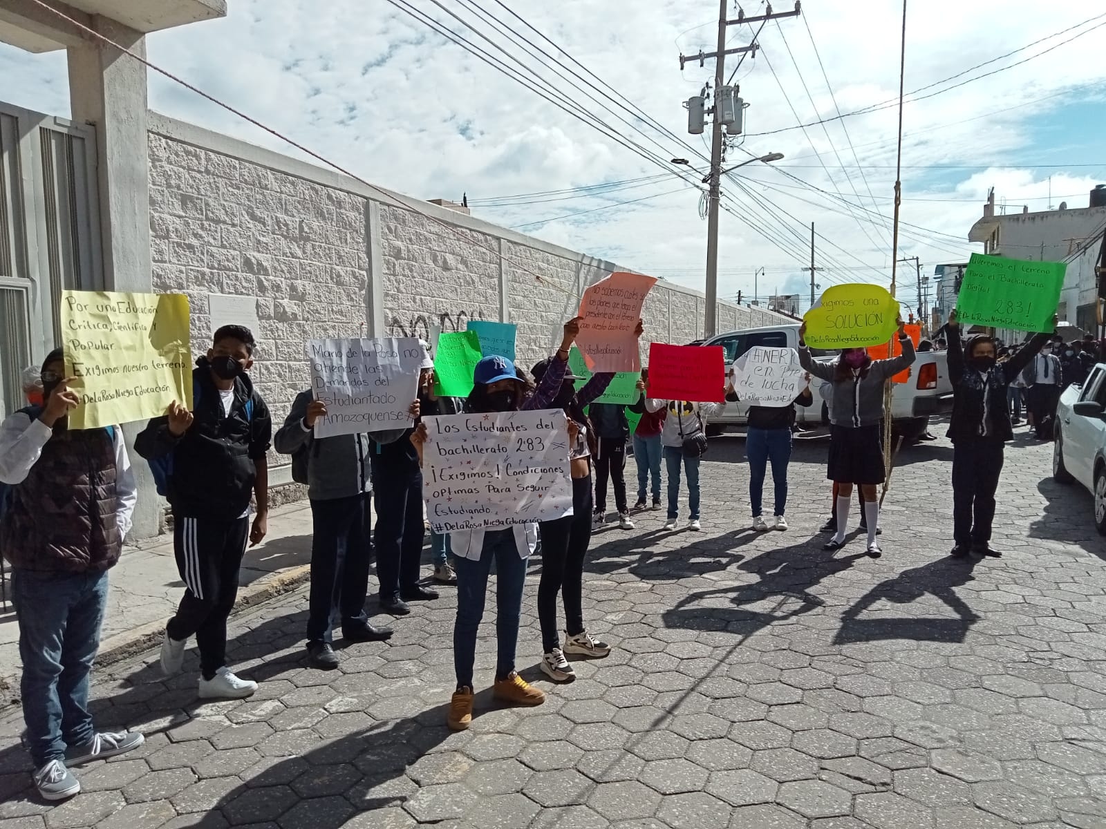 MANIFESTACIÓN DE ESTUDIANTES EN AMOZOC: Los estudiantes exigen la donación  de un terreno por parte del presidente municipal. - Acajete Noticias