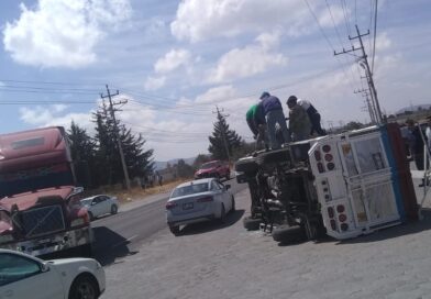 Accidente vial frente a gasolinera Móvil de Tepatlaxco